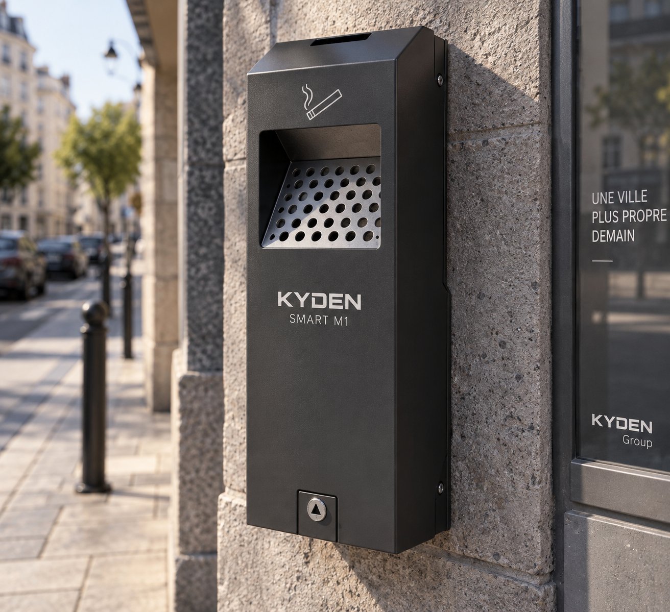 Cendrier mural connecté KYDEN Smart M1 installé sur la façade en pierre d'un commerce.